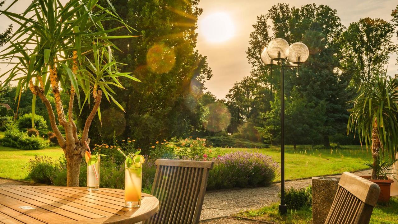 Seepark Hotel Am Wandlitzsee Bagian luar foto